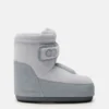 Botas de ante gris con correa Icon de Moon Boot X Vandythepink®